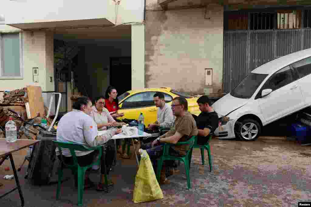 El jueves 31 de octubre volvió la calma a las zonas más afectadas alrededor de la ciudad de Valencia. Sin embargo, la Agencia Estatal de Meteorología (AEMET) emitió su máximo nivel de alerta para la provincia de Castellón.