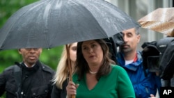 FILE - La secretaria de prensa de la Casa Blanca Sarah Huckabee Sanders en la Casa Blanca, en Washington, el 18 de mayo de 2018. Huckabee Sanders, familiares y amigos fueron invitados a abandonar un restaurante de Virginia el viernes pasado.