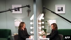 La vicepresidenta estadounidense y candidata presidencial demócrata Kamala Harris (der) y la actriz estadounidense Maya Rudolph en el programa de comedia en vivo "Saturday Night Live" (SNL) en Nueva York, el 2 de noviembre de 2024