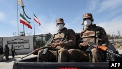 Tentara Pakistan melakukan patroli di dekat perbatasan Iran (foto: dok). 