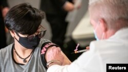 Ashley Kuptsow, química forense del Departamento de Policía de la Ciudad de Nueva York, recibe una dosis de la vacuna contra la Covid-19 en la Academia de Policía de Queens, en Nueva York, EE. UU., el 11 de enero de 2021.