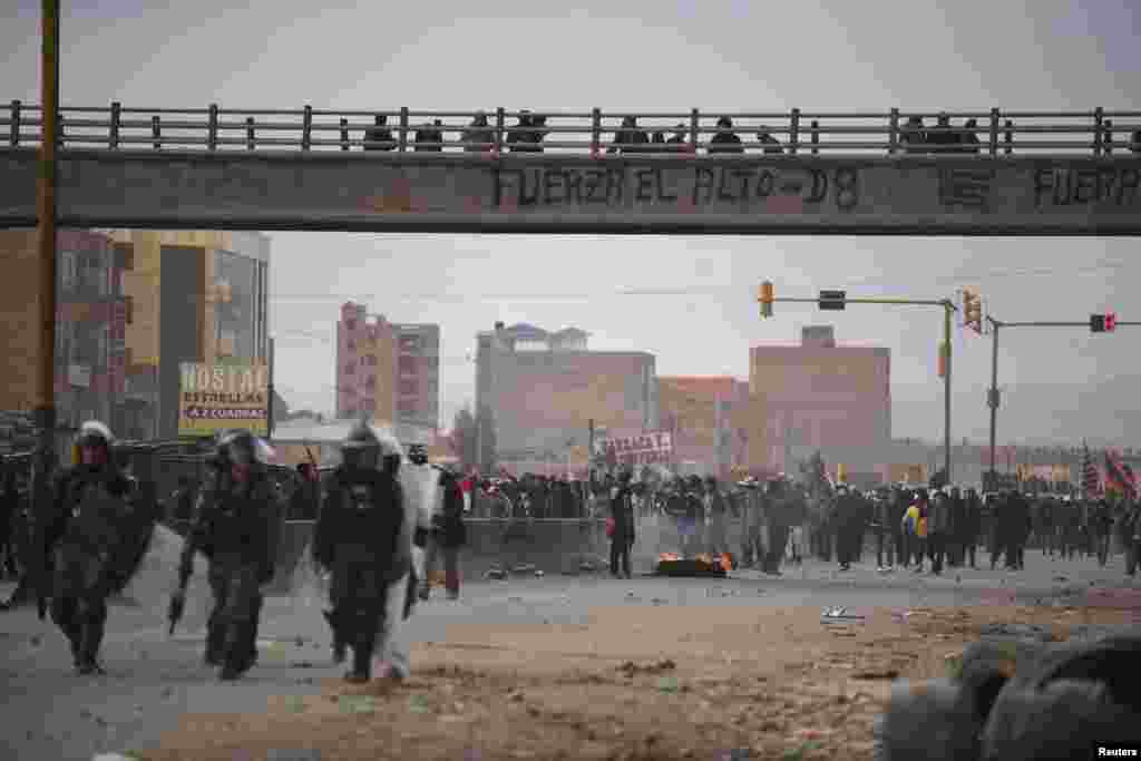 La policía utilizó gases lacrimógenos para detener los choques entre seguidores del presidente de Bolivia, Luis Arce, y el expresidente Evo Morales, el domingo en Bolivia.