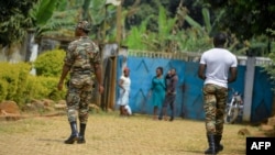 ARCHIVES - Des soldats camerounais en patrouille à Bafut, dans la région anglophone du Nord-Ouest du Cameroun, le 15 novembre 2017.