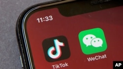 Ikon untuk aplikasi smartphone TikTok dan WeChat terlihat di layar smartphone di Beijing, Jumat, 7 Agustus 2020. (Foto: AP)