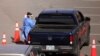 Vehículos hacen fila en el sitio de pruebas de la enfermedad por coronavirus de la Universidad de Texas-El Paso (UTEP) en El Paso, Texas, EE. UU.