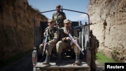 Tentara Pakistan berjaga di sebuah jalan di Damadola, sepanjang perbatasan Afghanistan, 2 Maret 2010. 