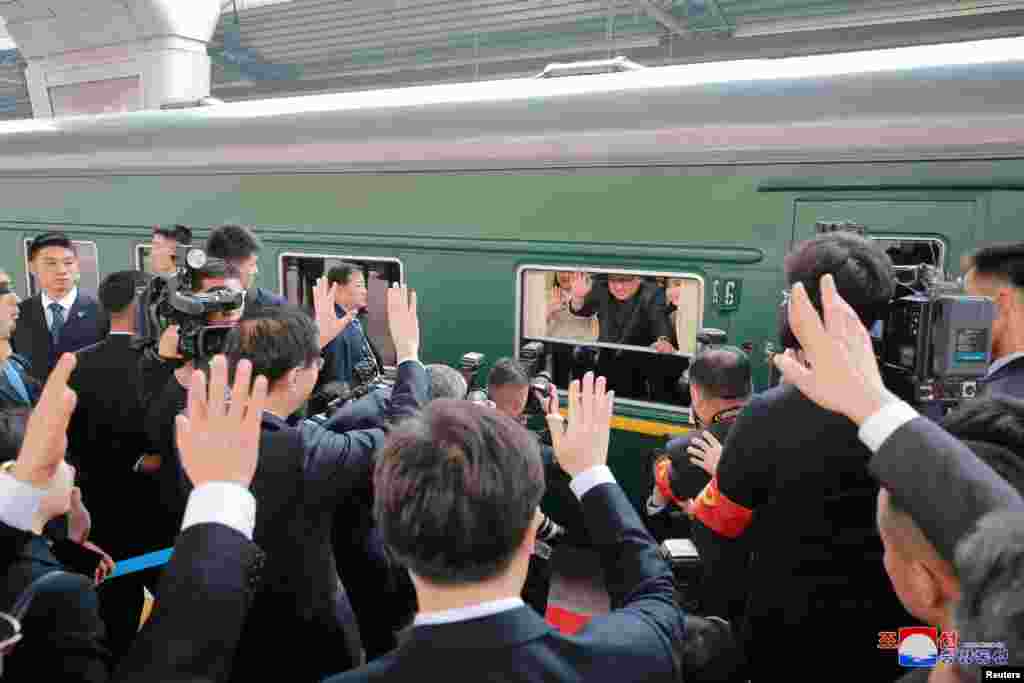 Kim Chen Un poyezd ichidan xitoyliklarni olqishlamoqda
