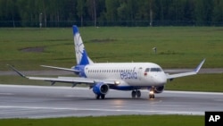 Avion beloruske nacionalne aviokompanije "Belavia" sleće na međunarodni aerodrom u Viljnusu u Litvaniji, 23. maj 2021. (Foto: AP/Mindaugas Kulbis)