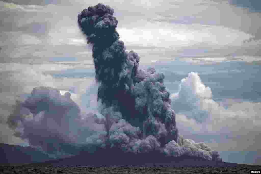 ភ្នំភ្លើង Anak Krakatau បញ្ចេញកម្អែលភ្លើងអំឡុងពេលកំពុងផ្ទុះនៅខេត្ត Lampung ប្រទេសឥណ្ឌូណេស៊ីកាលពីថ្ងៃទី០១ ខែមករា ឆ្នាំ២០១៩។