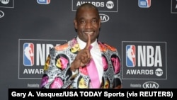 Dikembe Mutombo pose pour des photos après avoir remporté le Sager Strong Award, le 25 juin 2018 à Santa Monica, en Californie.