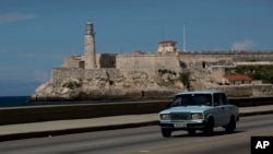 ARCHIVO - Un Lada de fabricación rusa recorre el Malecón de La Habana, Cuba, el miércoles 2 de octubre de 2019.