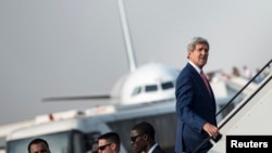 Menteri Luar Negeri Amerika John Kerry memasuki pesawat (Foto: dok). Kerry akan memulai misi diplomatik empat hari di Eropa dan menghadiri KTT anti-korupsi.