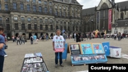 Niderlandiyada yashovchi Abdurahim G’ani 2018-yildan beri Amsterdamda g’oyib bo’lgan oila a’zolari uchun har hafta bir kishilik namoyish o’tkazib keladi.
