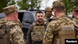 Presiden Ukraina Volodymyr Zelenskiy mengunjungi tempat pertempuran saat invasi Rusia ke Ukraina, di wilayah Kharkiv, Ukraina pada 29 Mei 2022. (Foto: via Reuters)