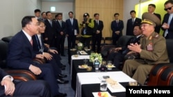 정홍원 한국 국무총리가 4일 인천아시아드주경기장에서 열린 2014 인천 아시안게임 폐막식에 앞서 황병서 북한군 총정치국장(오른쪽) 등 북한 고위대표단과 환담을 하고 있다. 