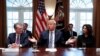 El presidente Donald Trump habla a los periodistas antes de iniciar una reunión con ejecutivos bancarios en la que se trató sobre un posible paquete de medidas económicas para hacer frente a la crisis. 