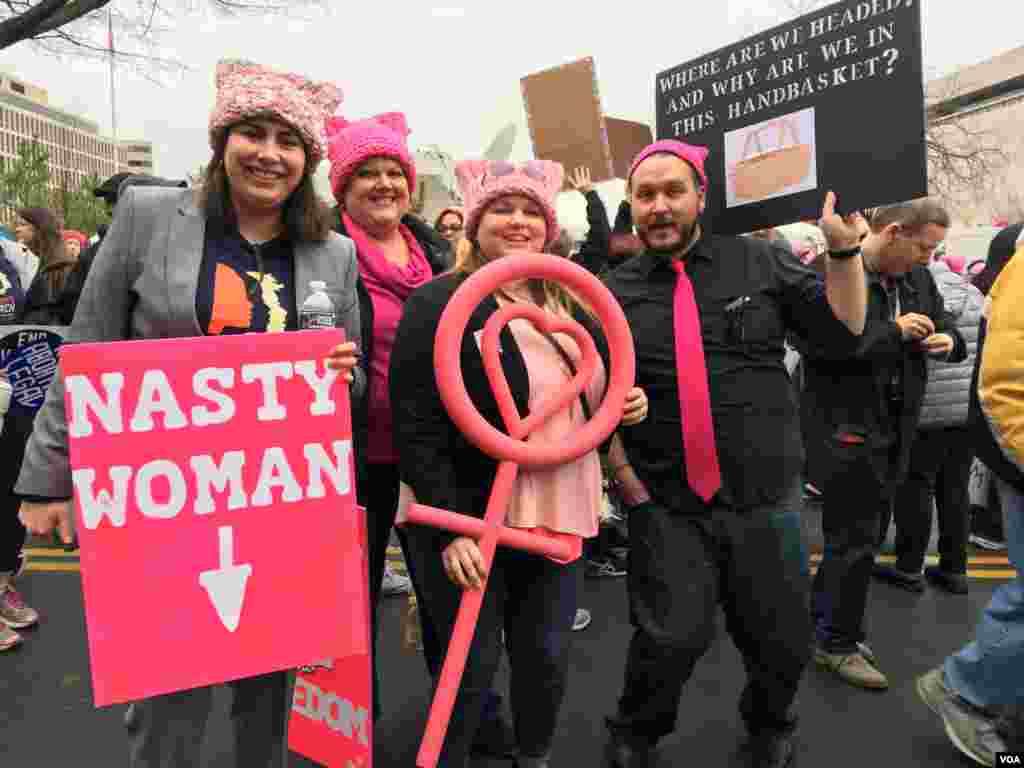 Para demonstran dalam protes Women's March di Washington D.C. (21/1). (VOA/E. Cherneff)