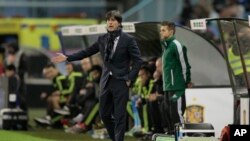 L’entraîneur allemand Joachim Löw donne des instructions à ses joueurs lors d’un match amical entre l’Allemagne et l’Espagne à Vig, Espagne, le 18 novembre 2014.