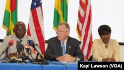 Stanilas Baba, responsable du la Millenium Challenge Corporation (MCC), David Gilmour, ambassadeur des Etats-Unis, et Sandra Ablamba Johnson, conseillère à la présidence togolaise lors d’une conférence de presse à Lomé, Togo, 8 avril 2018. (VOA/Kayi Lawson)
