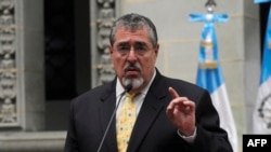 El presidente guatemalteco, Bernardo Arévalo, habla durante una conferencia de prensa en el Palacio de la Cultura en la Ciudad de Guatemala el 24 de enero de 2024.