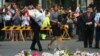 PM Australia Tony Abbott dan istrinya Margie, bersama massa pelayat meletakkan bunga di lokasi peringatan sementara bagi korban penyanderaan di Sydney, Selasa (16/12).