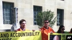 Manifestantes da Amnistia Internacional exigem que o ex vice-Presidente Dick Cheney seja julgado por crimes de guerra