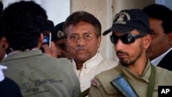 Pakistan's former president and military ruler Pervez Musharraf, center, leaves after appearing in court in Rawalpindi, Pakistan, April 17, 2013. 