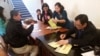 ဝါရှင်တန်ဒီစီ မြန်မာသံရုံးမှာ ကြိုတင်မဲပေးရန်ပြင်ဆင်နေတဲ့ အမေရိကန်ရောက် မြန်မာများ။ (အောက်တိုဘာ ၁၇၊ ၂၀၁၅)