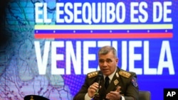 El ministro de defensa de Venezuela, general Vladimir Padrino López, habla en una conferencia de prensa sobre el Esequibo en enero de 2021. El oficial aseguró hace días la presencia "no hostil" de tropas venezolanas en el Esequibo.
