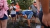 Un hombre se refresca en una fuente pública de Roma bajo temperaturas de 35 grados Celsius el 17 de julio de 2023.