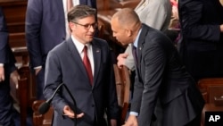 Le président de la Chambre des représentants, Mike Johnson, à gauche, s'entretient avec le chef de la minorité à la Chambre, Hakeem, alors que la Chambre se réunit pour élire un président et convoquer le nouveau 119e Congrès, le vendredi 3 janvier 2025.