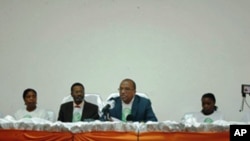 Ao centro,à esquerda, Filomeno Vieira Lopes, secretário-geral do Bloco Democrático, e Justino Pinto de Andrade, presidente daquela formação política