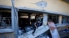Palestinezët kërkojnë trupat e të afërmve të tyre të vrarë në një sulm izraelit ndaj një shkolle në Deir al-Balah, më 10 tetor, 2024/AP