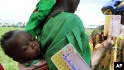 Internally displaced Congolese woman wait food to be distributed by the Red Cross in Bweremana, northern Kivu, DRC, 03 Dec 2008