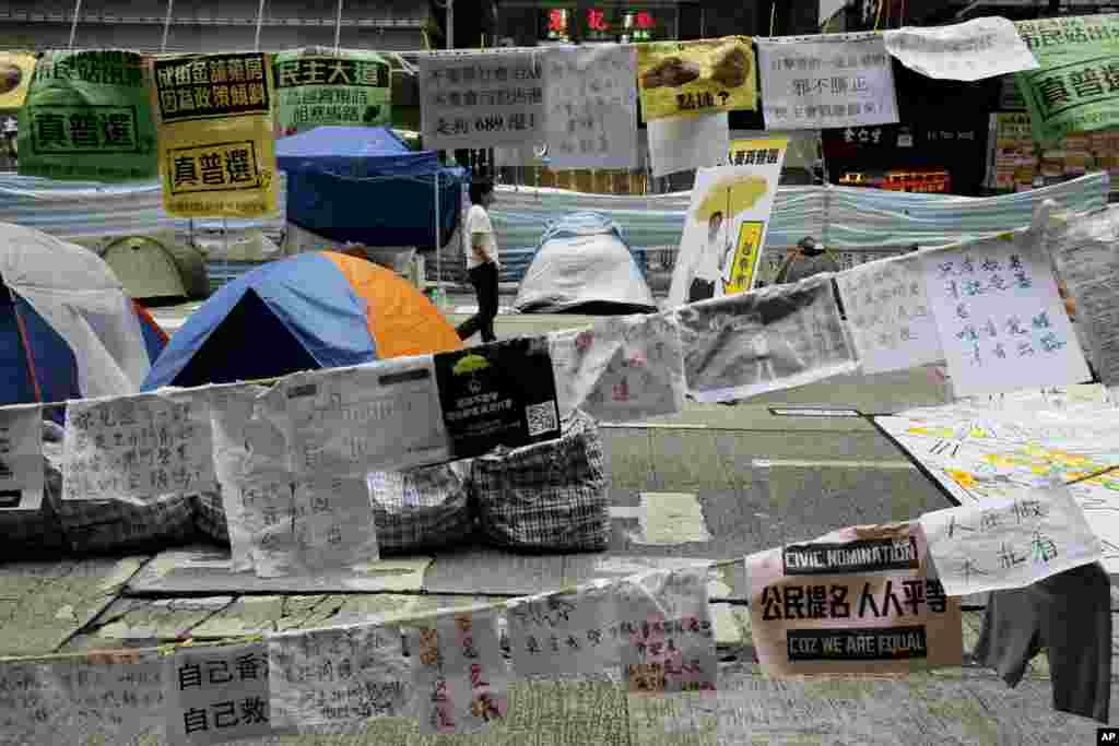 Seorang demonstran pro-demokrasi berjalan di area Causeway Bay, Hong Kong yang mereka kuasai, 5 November 2014.