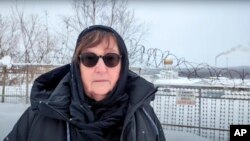 Majka ruskog opozicionog lidera Alekseja Navalnog Ljudmila blizu zatvorske kolonije u gradu Harp u Rusiji, 20. februara 2024. 