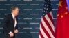 美国贸易代表莱特希泽（Robert Lighthizer）在华盛顿美国商会举办的第九届中国商务大会上发表演讲后离开舞台（2018年5月1日）。