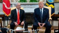 Presiden AS Donald Trump (kanan) menerima PM Israel Benjamin Netanyahu di Gedung Putih, hari Senin (27/1).