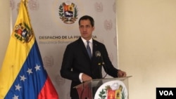El presidente encargado de Venezuela, Juan Guaidó, denunció una "ola de persecución en medio de esta tragedia nacional: a los periodistas, a los trabajadores de la prensa, a las enfermeras, a los enfermeros, a los médicos".