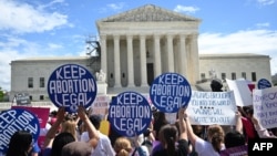 ARCHIVOS - Manifestantes con pancartas donde exigen en inglés "Mantengan legal el aborto", protestan en apoyo del derecho al aborto frente a la Corte Suprema de EEUU en Washington, DC, el 15 de abril de 2023.