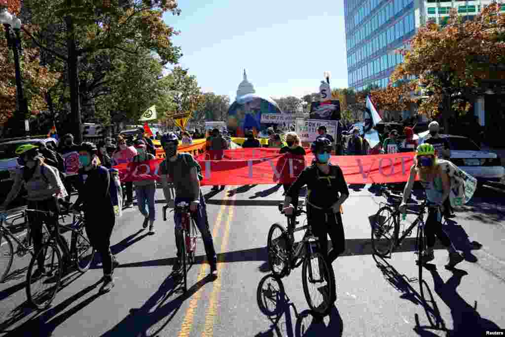 Activistas participan en una protesta liderada por ShutdownDC el día después de las elecciones presidenciales de EE. UU. en Washington, el 4 de noviembre de 2020.