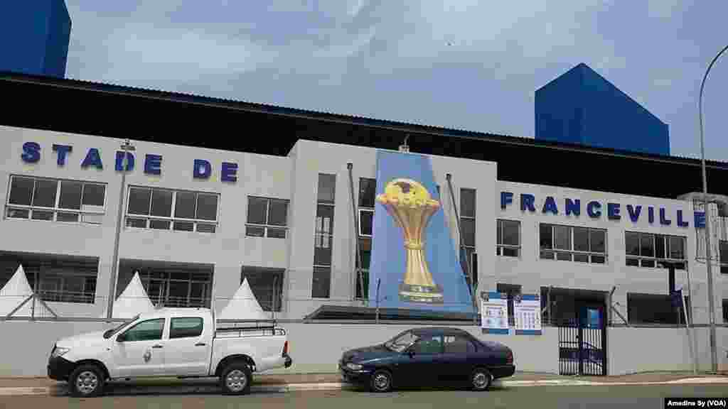 La façade du stade de Franceville, Gabon, 14 janvier 2017 (VOA/Amedine Sy) 