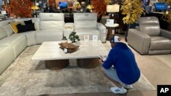 Una persona revisa precios en una tienda de muebles en Englewood, Colorado, el 12 de junio del 2024.
