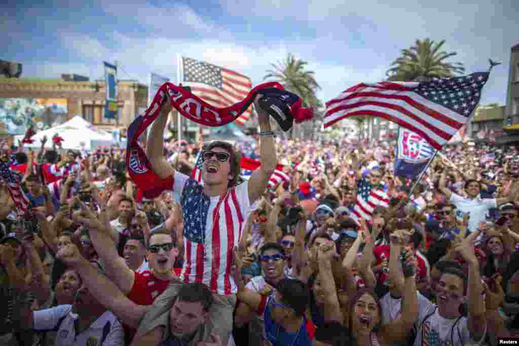 Para pendukung tim Amerika Serikat bersorak saat tim tersebut menghasilkan gol kedua dalam pertandingan melawan Ghana (16/6) yang mereka tonton dari Pantai Hermosa di California.