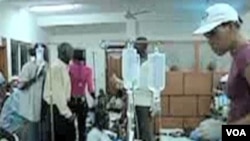 Para warga Haiti harus antri untuk menunggu pengobatan atas penyakit kolera.