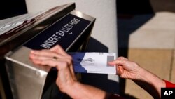 ARCHIVO - Una persona deja una boleta por correo en una urna electoral en Willow Grove, Pensilvania, EEUU, el 25 de octubre de 2021.