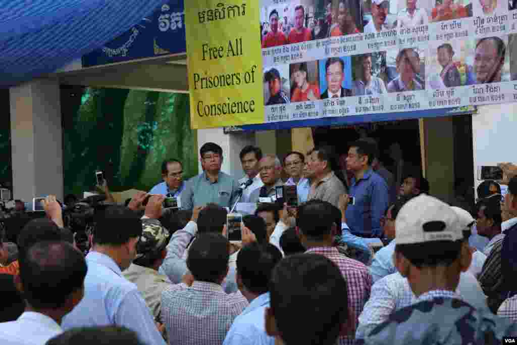 លោក ប៉ុល ហំម ប្រធានគណៈកម្មាធិការនាយកគណបក្សសង្គ្រោះជាតិ មានប្រសាសន៍នៅក្នុងអង្គសន្និសីទកាសែតនៅទីស្នាក់ការកណ្ដាលគណបក្សសង្គ្រោះជាតិ នៅថ្ងៃព្រហស្បតិ៍ ទី២ ខែមិថុនា ឆ្នាំ២០១៦។ (ឡេង ឡែន/VOA) 