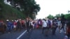 Sekelompok migran bergerak menuju ke utara menyusuri area pesisir Huixtla, Meksiko, pada 25 Oktober 2021. Mereka sebelumnya menunggu di Tapachula untuk memproses permintaan suaka namun akhirnya pergi meninggalkan proses tersebut karena telah lama menunggu. (Foto: AP/Marco Ugarte)