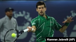 Novak Đoković u duelu sa Rusom Karenom Kačanovom u četvrtfinalu turnira u Dubaiju (Foto: AP/Kamran Jebreili) 