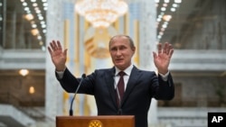Presiden Rusia Vladimir Putin berbicara pada media setelah bertemu dengan Presiden Ukraina Petro Poroshenko di Minsk, Belarusia, 27 Agustus 2014.